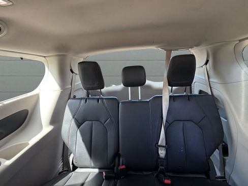 Used 2019 Chrysler Pacifica Touring-L FWD image 24