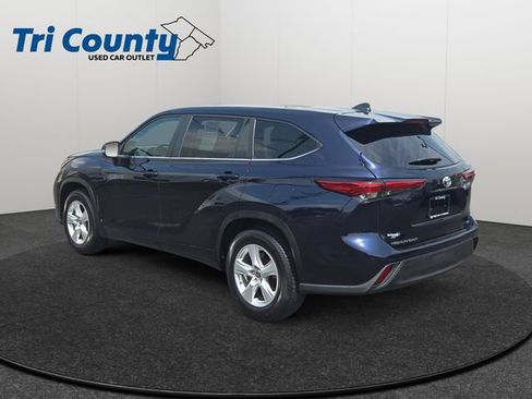 Used 2023 Toyota Highlander LE FWD image 6