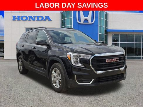 Used 2024 GMC Terrain SLE w/ Driver Convenience Package FWD image 3