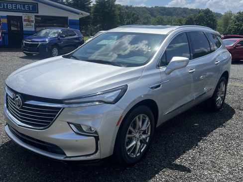 Used 2022 Buick Enclave Essence w/ Experience Buick Package image 3