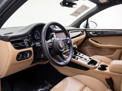Certified 2025 Porsche Macan image 4