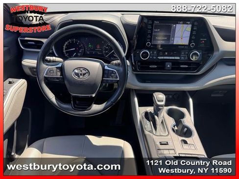 Used 2021 Toyota Highlander XLE AWD/4WD image 17