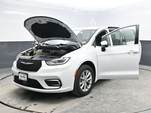 Used 2023 Chrysler Pacifica Touring-L image 37