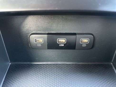 Used 2024 Kia Carnival LX image 19