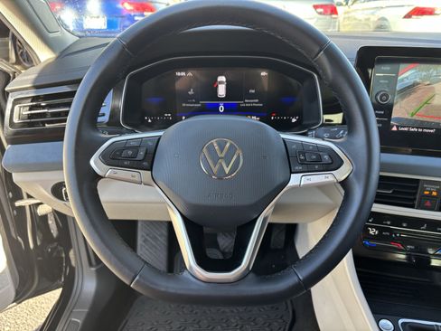 Certified 2025 Volkswagen Jetta SE image 25