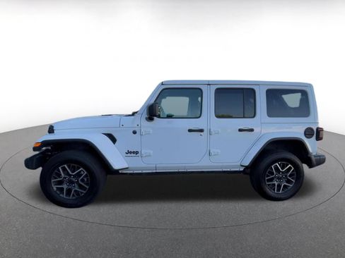 Used 2025 Jeep Wrangler Unlimited Sahara AWD/4WD image 9