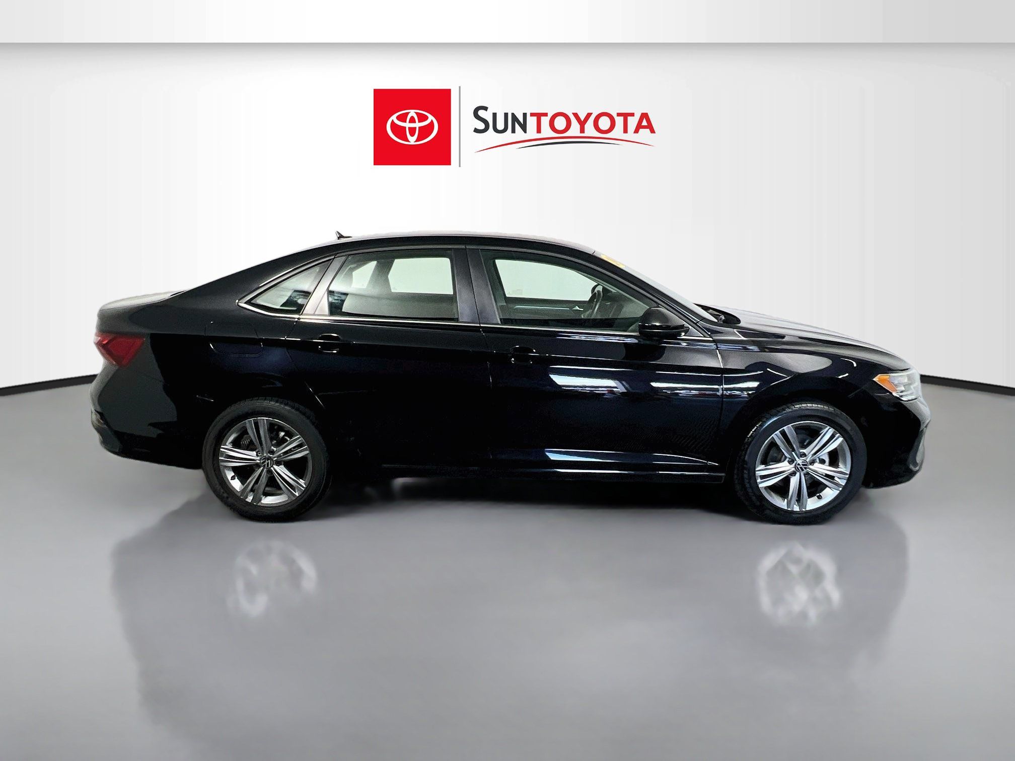 Used 2024 Volkswagen Jetta SE FWD image 2