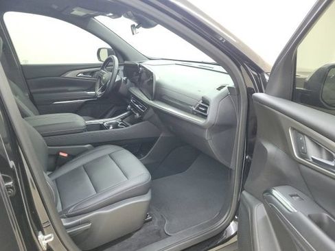 Used 2025 Chevrolet Traverse LT FWD image 8