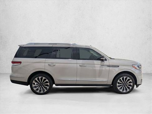 Used 2022 Lincoln Navigator Reserve AWD/4WD image 4