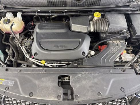 Used 2023 Chrysler Pacifica Touring-L FWD image 21