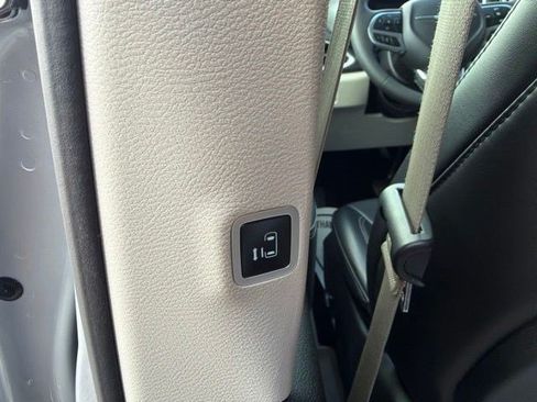 Used 2023 Chrysler Pacifica Touring-L FWD image 16
