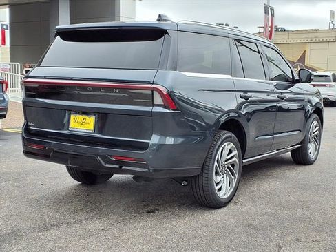 New 2026 Lincoln Navigator Reserve AWD/4WD image 2