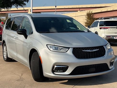 Used 2024 Chrysler Pacifica Touring-L FWD image 3