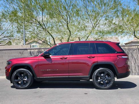 Used 2025 Jeep Grand Cherokee Altitude AWD/4WD image 6
