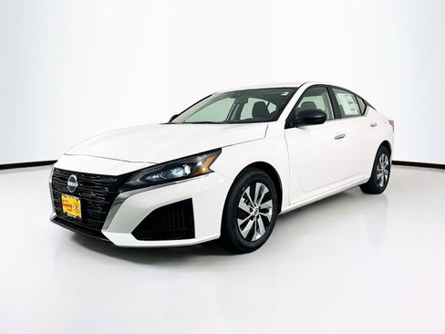 Used 2025 Nissan Altima 2.5 S image 3