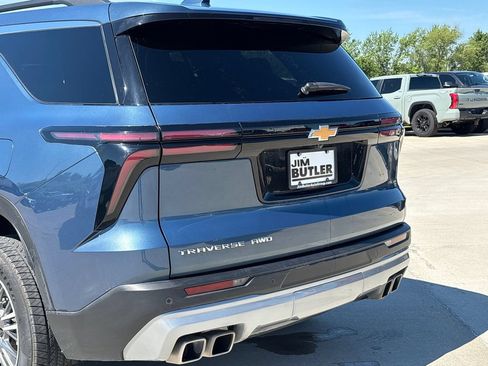 Used 2025 Chevrolet Traverse LT w/ Driver Confidence Package AWD/4WD image 41