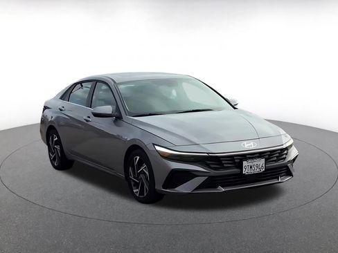 Used 2025 Hyundai Elantra Limited image 3