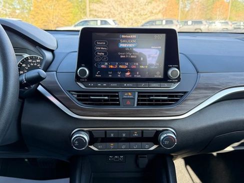 Used 2025 Nissan Altima 2.5 SV image 18