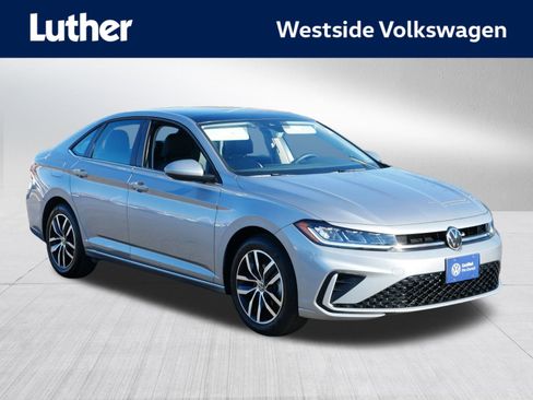 Certified 2025 Volkswagen Jetta SE w/ Sunroof Package image 1