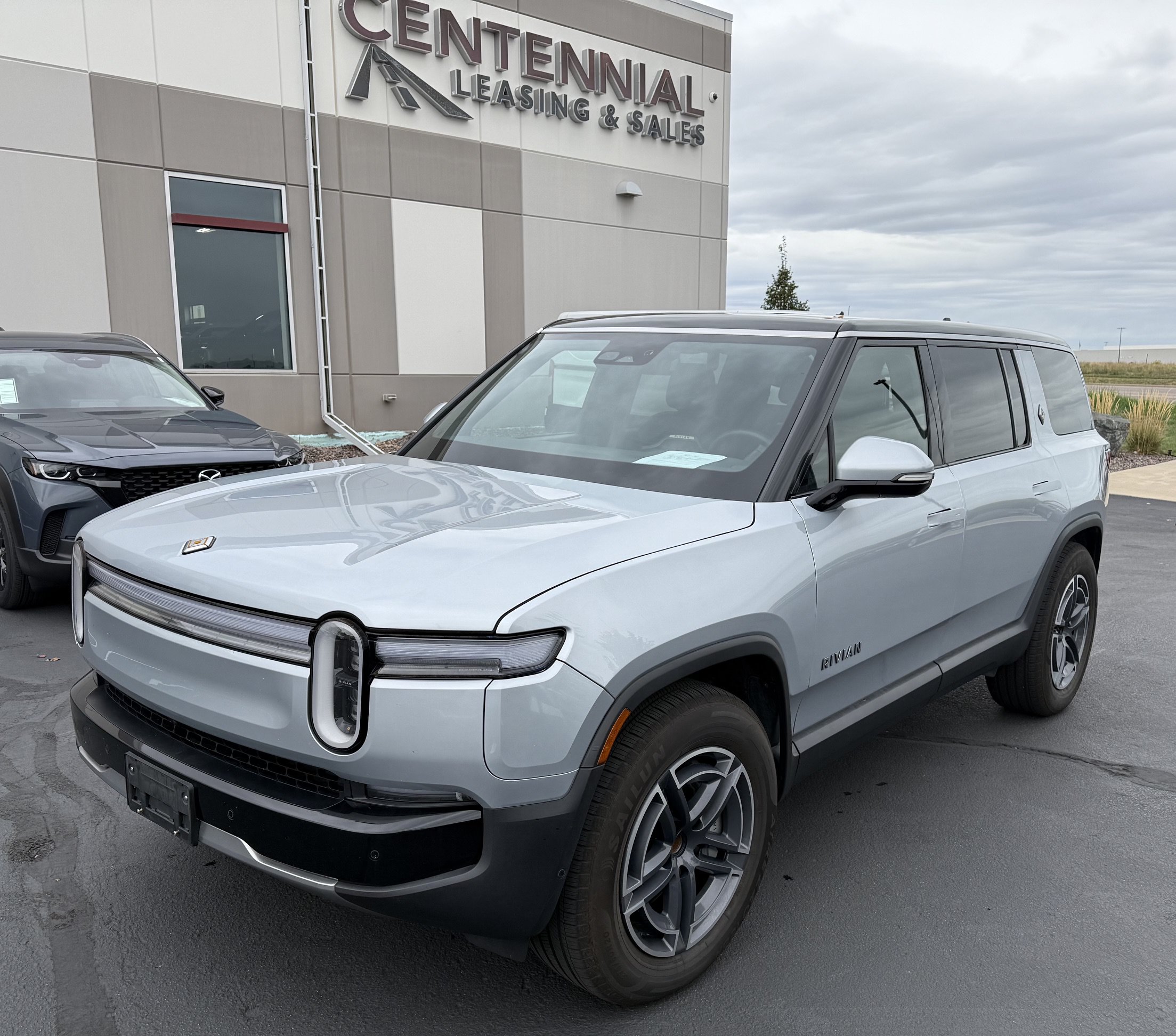 Used 2025 Rivian R1S Adventure Dual AWD/4WD image 2