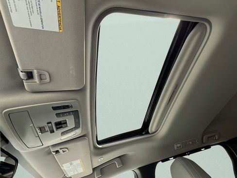 Used 2025 Toyota Sienna XLE FWD image 17