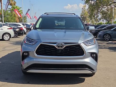Used 2021 Toyota Highlander Platinum FWD image 4