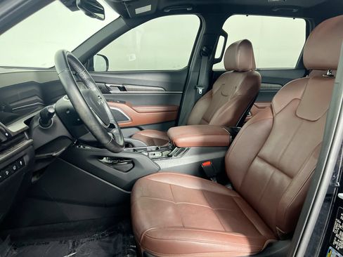 Certified 2024 Kia Telluride EX w/ EX Captain's Chair Package FWD image 12