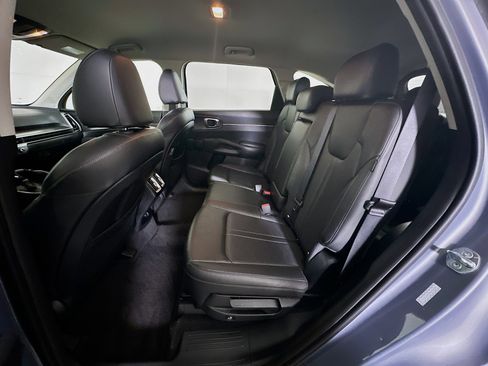 Used 2024 Kia Sorento S image 29