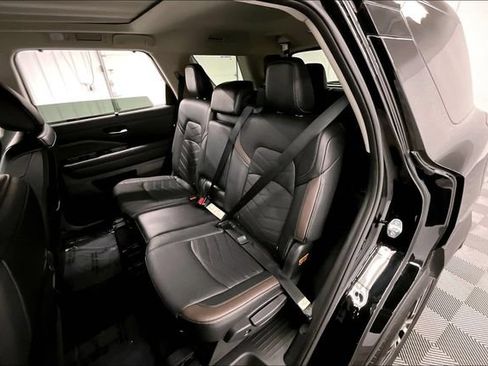 Used 2025 Nissan Pathfinder Platinum AWD/4WD image 25