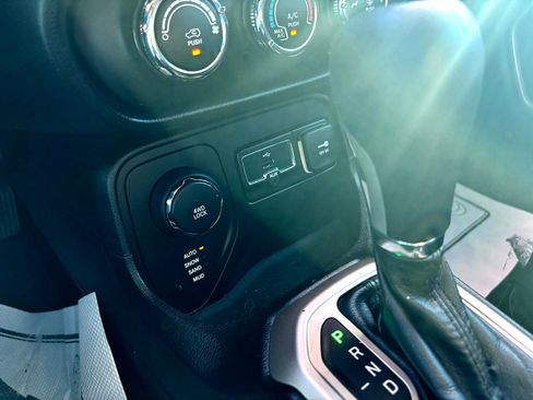 Used 2017 Jeep Renegade Latitude image 20