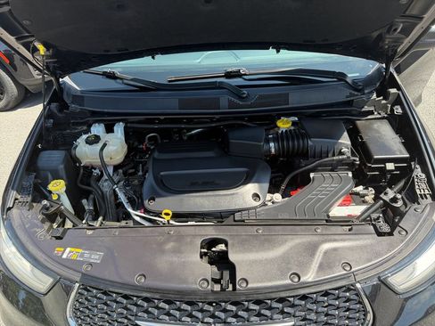 Used 2023 Chrysler Pacifica Touring-L FWD image 16