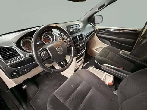 Used 2017 Dodge Grand Caravan SE image 16