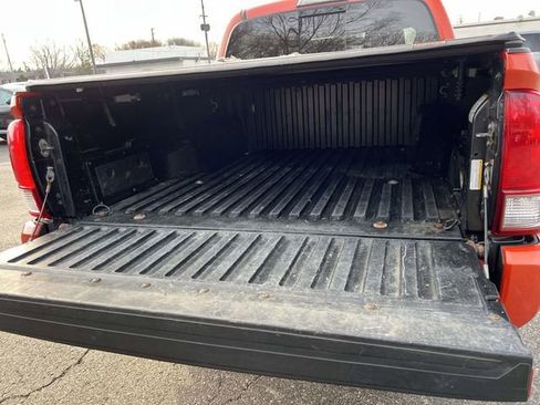 Used 2017 Toyota Tacoma TRD Off-Road AWD/4WD image 11