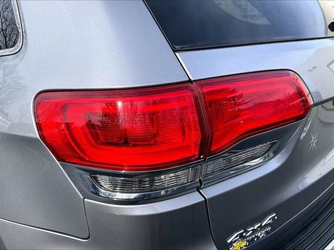 Used 2018 Jeep Grand Cherokee Limited image 32