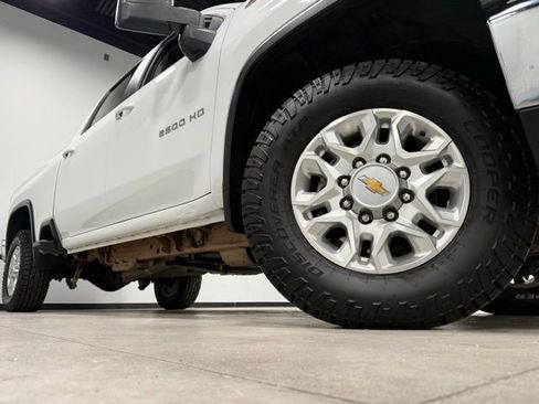 Used 2024 Chevrolet Silverado 2500 LT image 3