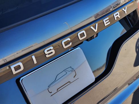Certified 2025 Land Rover Discovery S image 12