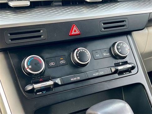 Used 2024 Kia Carnival LX image 15