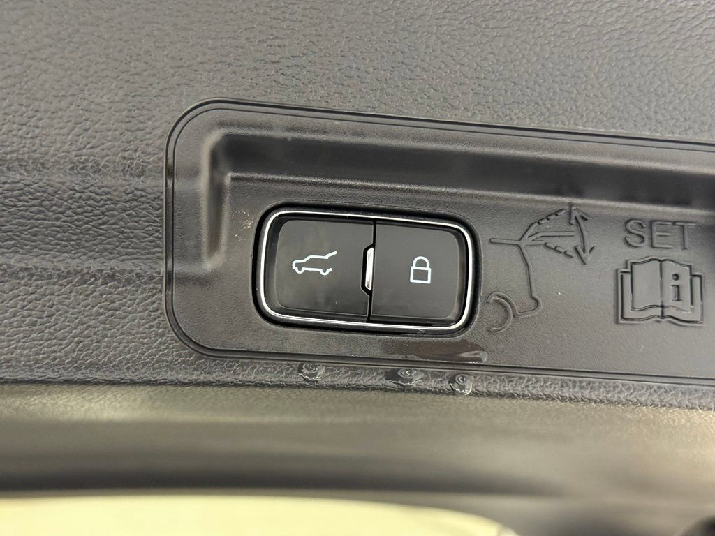 Certified 2025 Ford Explorer Active AWD/4WD image 5