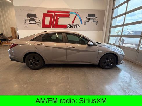 Used 2022 Hyundai Elantra SEL FWD image 2