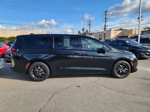 Used 2018 Chrysler Pacifica Touring Plus w/ S Appearance Package image 3