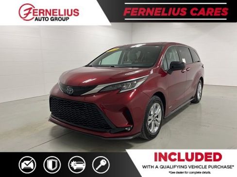Used 2021 Toyota Sienna XSE AWD/4WD image 3