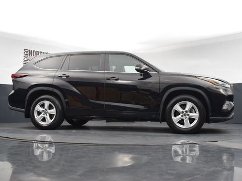 Used 2024 Toyota Highlander LE AWD/4WD image 30