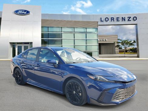 Used 2025 Toyota Camry SE image 3