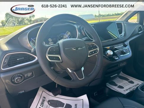 Used 2025 Chrysler Pacifica Select FWD image 13