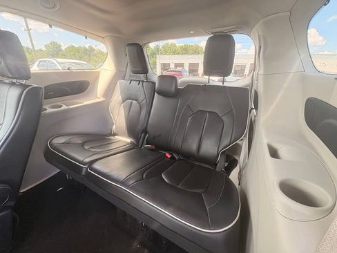Used 2023 Chrysler Pacifica Limited FWD image 27