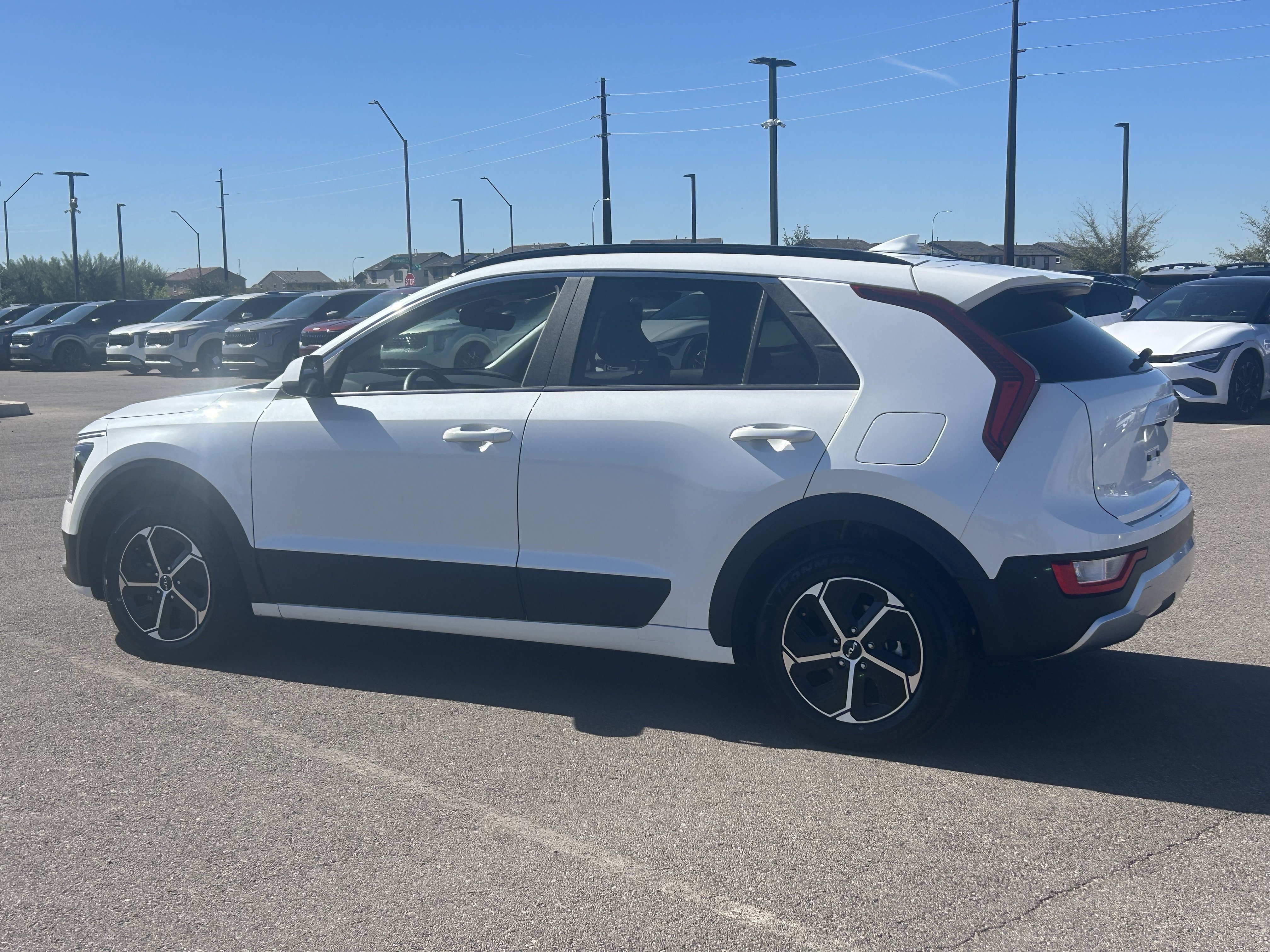 Certified 2025 Kia Niro LX FWD image 3