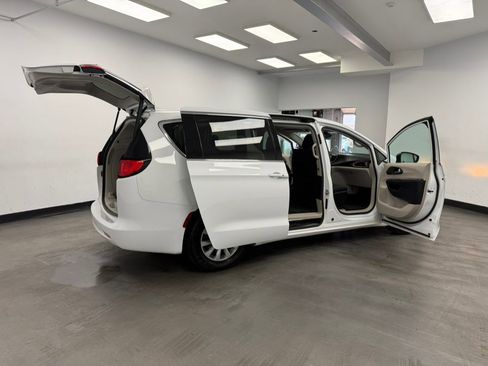 Used 2017 Chrysler Pacifica Touring w/ Tire & Wheel Group FWD image 24