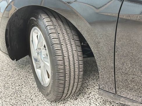 Used 2022 Hyundai Elantra SE FWD image 3