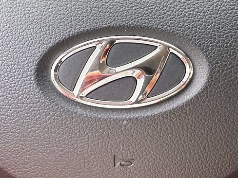 Used 2025 Hyundai Venue Limited FWD image 29