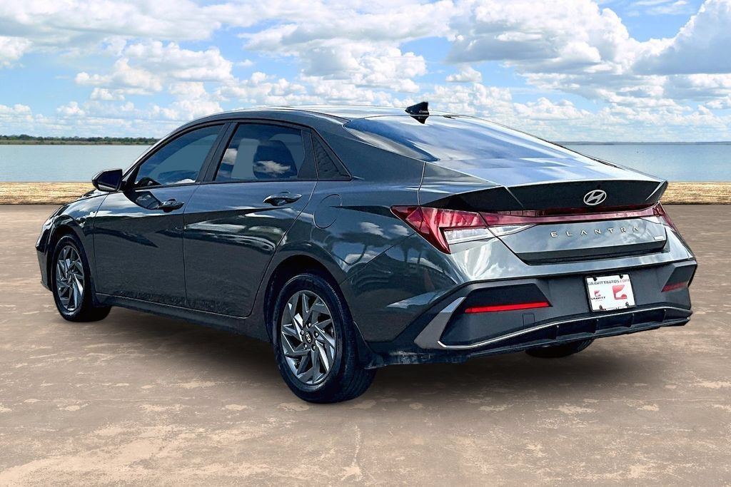 Used 2024 Hyundai Elantra Blue FWD image 6